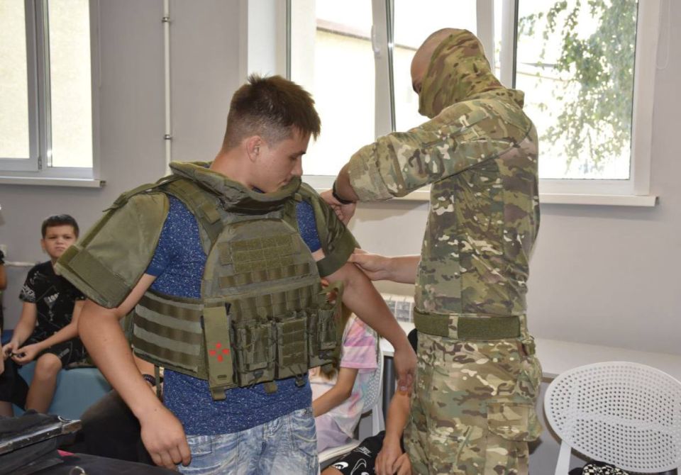 #КаникулыСРосгвардией. Сотрудники СОБР "Булат" Главного управления Росгвардии по Московской области провели урок мужества для активистов отделения "Движение первых" в Луганской народной Республике Росгвардейцы рассказали... #КаникулыСРосгвардией. Сотрудники СОБР "Булат" Главного управления Росгвардии по Московской области провели урок мужества для активистов отделения "Движение первых" в Луганской народной Республике Росгвардейцы рассказали...
