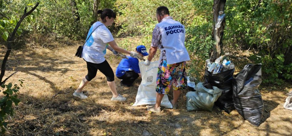 Единороссы присоединились к акции «Вода России» Единороссы присоединились к акции «Вода России»
