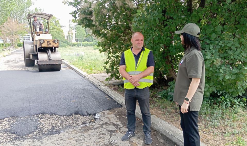 В Красном Луче по народной программе партии «Единая Россия» проводится ремонт дорожного покрытия и установка искусственных дорожных неровностей В Красном Луче по народной программе партии «Единая Россия» проводится ремонт дорожного покрытия и установка искусственных дорожных неровностей