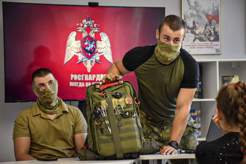 #КаникулыСРосгвардией. Сотрудники СОБР "Булат" Главного управления Росгвардии по Московской области провели урок мужества для активистов отделения "Движение первых" в Луганской народной Республике Росгвардейцы рассказали... #КаникулыСРосгвардией. Сотрудники СОБР "Булат" Главного управления Росгвардии по Московской области провели урок мужества для активистов отделения "Движение первых" в Луганской народной Республике Росгвардейцы рассказали...