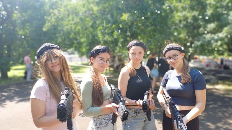Вчера в "Орлёнке" царила атмосфера настоящего праздника! Дети с азартом играли в мяч четырёх сторон, оттачивали меткость в лазертаге, весело плескались в бассейне и, конечно же, от души отрывались на пенной вечеринке!... Вчера в "Орлёнке" царила атмосфера настоящего праздника! Дети с азартом играли в мяч четырёх сторон, оттачивали меткость в лазертаге, весело плескались в бассейне и, конечно же, от души отрывались на пенной вечеринке!...