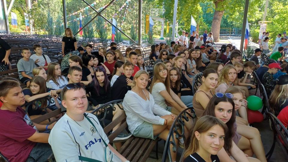 Сегодня на линейке в «Орлёнке» произошло нечто особенное –приехали гости из Центра информационных технологий! Ребята были в восторге, когда узнали, что специалисты приехали, чтобы рассказать о самых актуальных вещах: как... Сегодня на линейке в «Орлёнке» произошло нечто особенное –приехали гости из Центра информационных технологий! Ребята были в восторге, когда узнали, что специалисты приехали, чтобы рассказать о самых актуальных вещах: как...