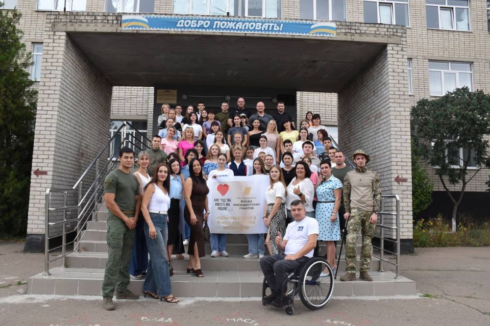 ПАТРИОТИЗМ — ЭТО ДЕЙСТВИЕ. В Краснолучском городском округе стартовал важный патриотический проект, в рамках которого школьники и молодёжь изготавливают маскировочные сети для участников специальной военной операции ПАТРИОТИЗМ — ЭТО ДЕЙСТВИЕ. В Краснолучском городском округе стартовал важный патриотический проект, в рамках которого школьники и молодёжь изготавливают маскировочные сети для участников специальной военной операции