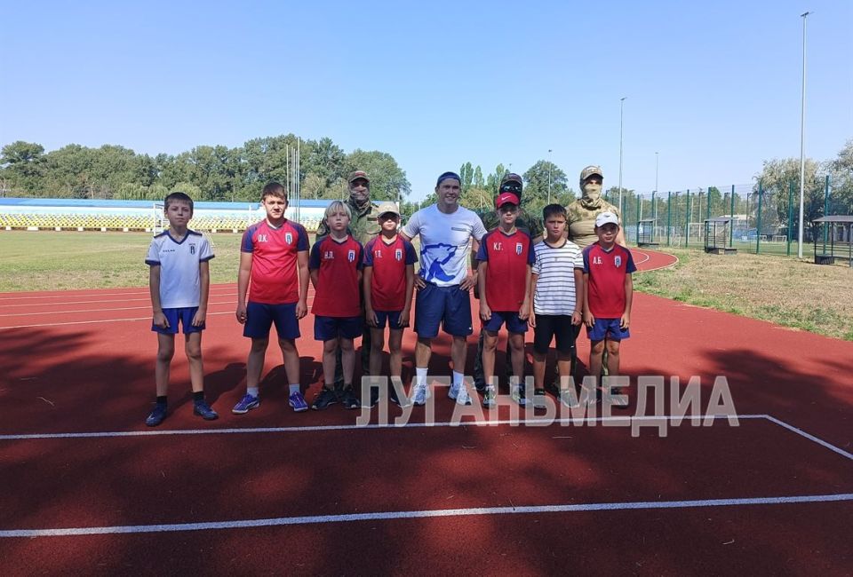 В Станице Луганской единороссы провели утреннюю зарядку совместно с участниками СВО В Станице Луганской единороссы провели утреннюю зарядку совместно с участниками СВО
