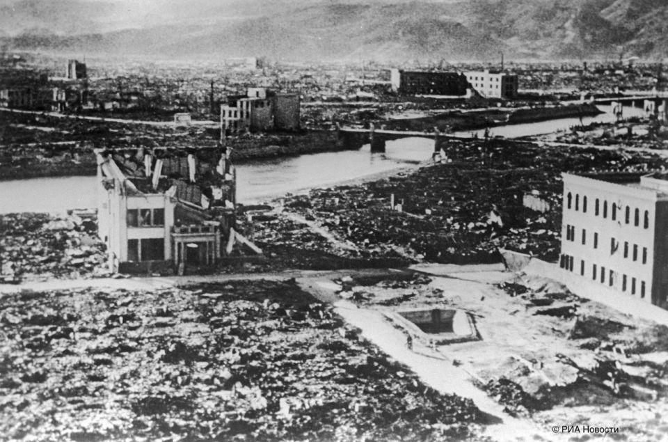 6 и 9 августа 1945 года мир столкнулся с новым страшным оружием – атомной бомбой 6 и 9 августа 1945 года мир столкнулся с новым страшным оружием – атомной бомбой