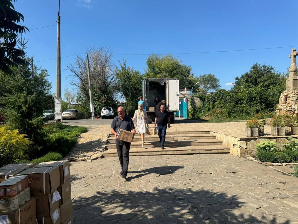 Общественная палата ЛНР и Армянское национальное культурного общество «Урарту» передали гуманитарную помощь для прихожан храма Всех Святых Общественная палата ЛНР и Армянское национальное культурного общество «Урарту» передали гуманитарную помощь для прихожан храма Всех Святых