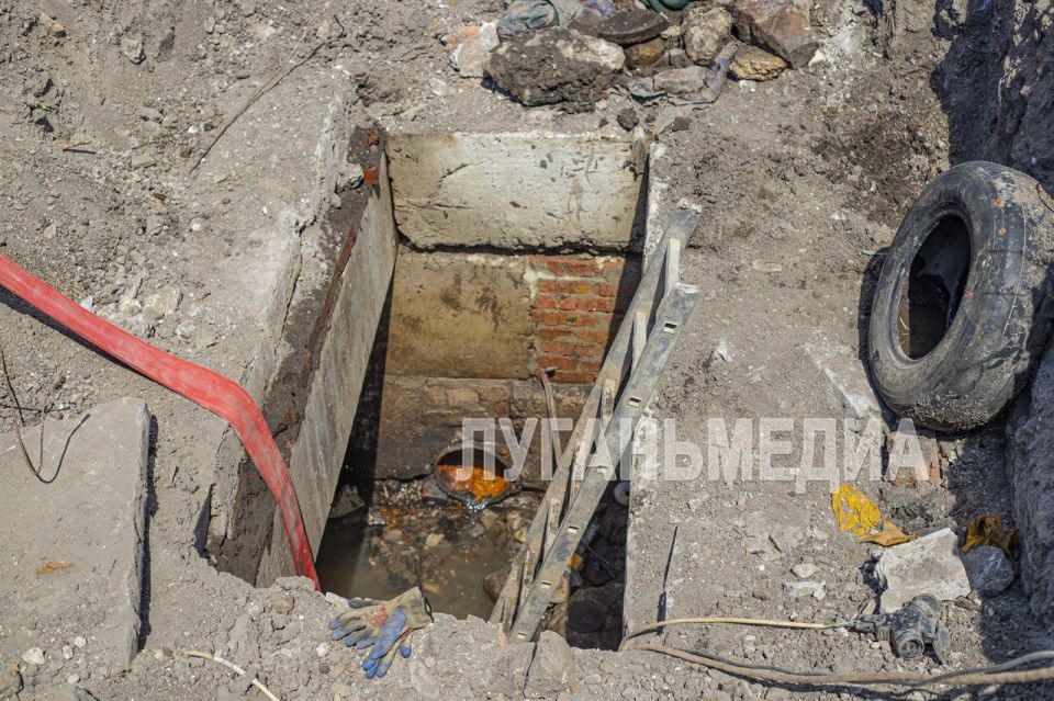 Специалисты «Луганскводы» устраняют порыв в районе луганского железнодорожного вокзала Специалисты «Луганскводы» устраняют порыв в районе луганского железнодорожного вокзала