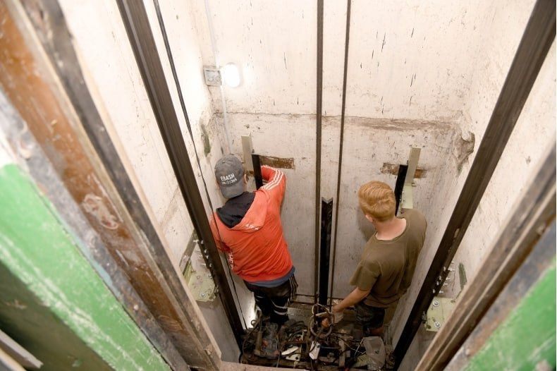 В рамках шефской помощи Красноярский край продолжает замену лифтового оборудования в многоквартирных домах Свердловска В рамках шефской помощи Красноярский край продолжает замену лифтового оборудования в многоквартирных домах Свердловска