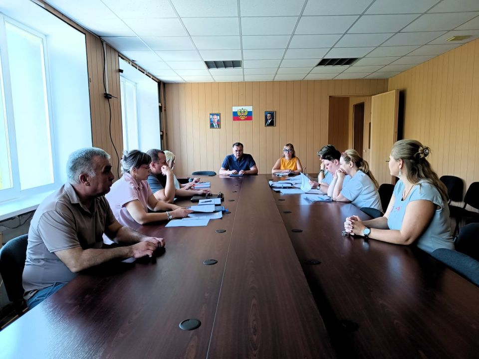 Сегодня состоялось заседание, в котором приняли участие Врип Главы Игорь Шмидт, заместитель главы администрации Марина Фомичева, а также представители подведомственных организаций: МБУ ДО «Рубежанская детская школа искусств»...