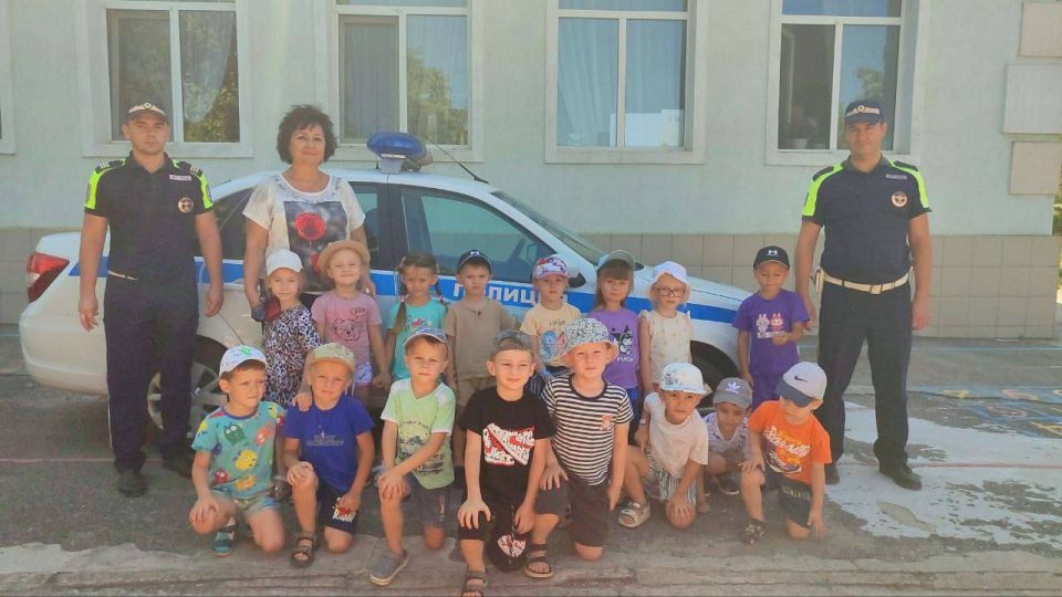 Сотрудники ОГИБДД ОМВД России "Лутугинский" провели профилактическую беседу с воспитанниками детского сада "Матрёшка"