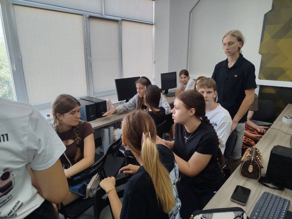 Андрей Рубанцов: 48 школьников из города Ровеньки в возрасте 14-17 лет принимают участие в проекте "Университетские смены» Андрей Рубанцов: 48 школьников из города Ровеньки в возрасте 14-17 лет принимают участие в проекте "Университетские смены»