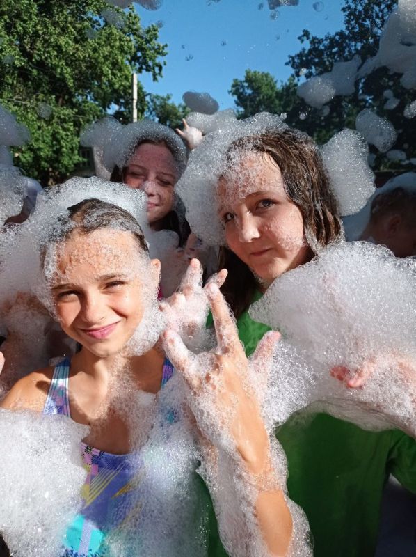Вчера в "Орлёнке" царила атмосфера настоящего праздника! Дети с азартом играли в мяч четырёх сторон, оттачивали меткость в лазертаге, весело плескались в бассейне и, конечно же, от души отрывались на пенной вечеринке!... Вчера в "Орлёнке" царила атмосфера настоящего праздника! Дети с азартом играли в мяч четырёх сторон, оттачивали меткость в лазертаге, весело плескались в бассейне и, конечно же, от души отрывались на пенной вечеринке!...