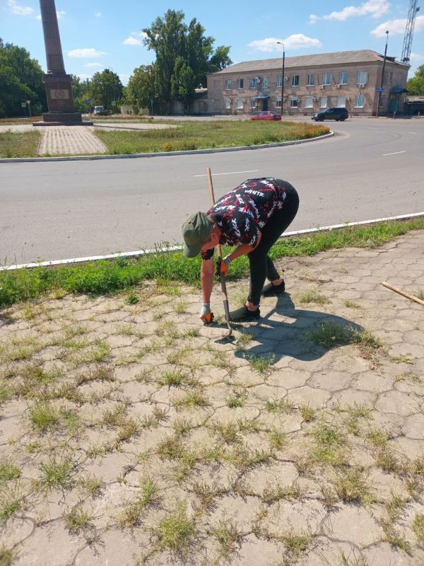 Силами МУП "Антрацитовское зеленое хозяйство" продолжаются работы по благоустройству территории города Силами МУП "Антрацитовское зеленое хозяйство" продолжаются работы по благоустройству территории города