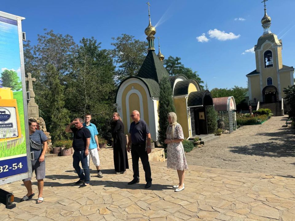 Общественная палата ЛНР и Армянское национальное культурного общество «Урарту» передали гуманитарную помощь для прихожан храма Всех Святых Общественная палата ЛНР и Армянское национальное культурного общество «Урарту» передали гуманитарную помощь для прихожан храма Всех Святых