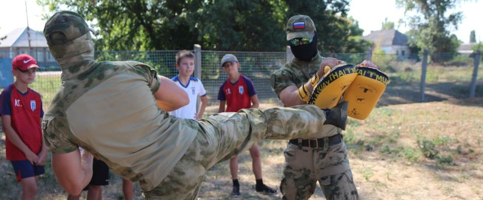 В Станице Луганской прошла зарядка с участниками СВО в рамках марафона «Сила России» В Станице Луганской прошла зарядка с участниками СВО в рамках марафона «Сила России»