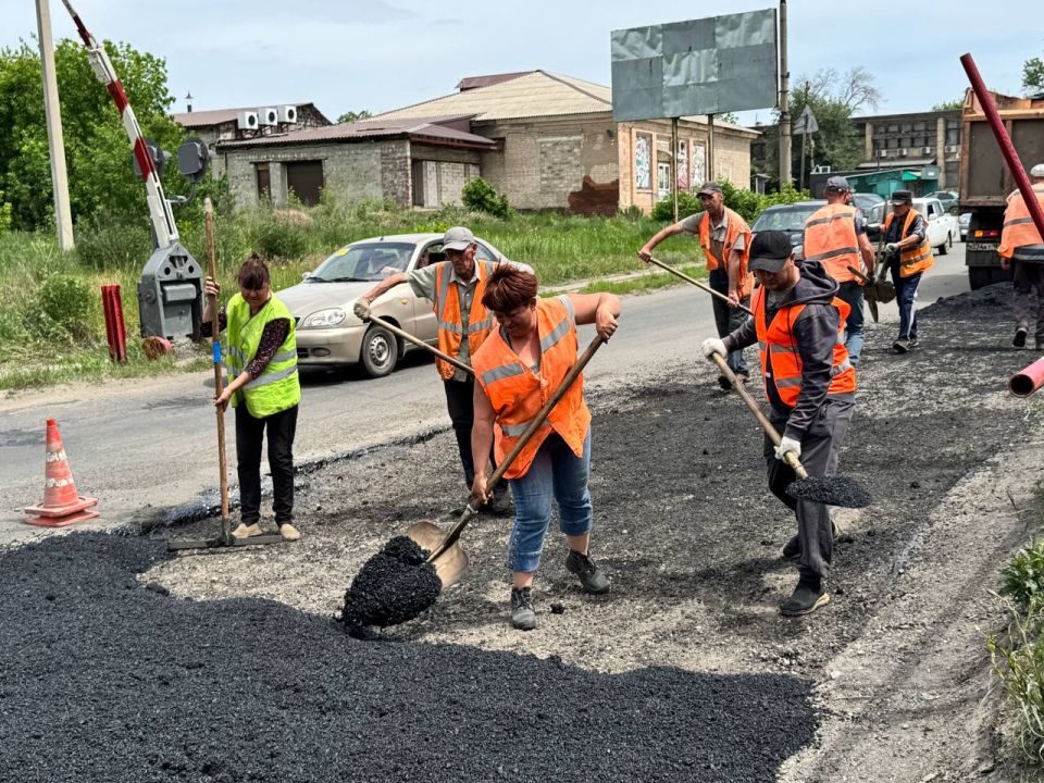 В Красном Луче по народной программе партии «Единая Россия» проводится ремонт дорожного покрытия и установка искусственных дорожных неровностей В Красном Луче по народной программе партии «Единая Россия» проводится ремонт дорожного покрытия и установка искусственных дорожных неровностей