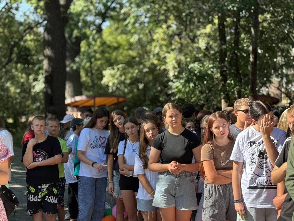 Сегодня на линейке в «Орлёнке» произошло нечто особенное –приехали гости из Центра информационных технологий! Ребята были в восторге, когда узнали, что специалисты приехали, чтобы рассказать о самых актуальных вещах: как... Сегодня на линейке в «Орлёнке» произошло нечто особенное –приехали гости из Центра информационных технологий! Ребята были в восторге, когда узнали, что специалисты приехали, чтобы рассказать о самых актуальных вещах: как...
