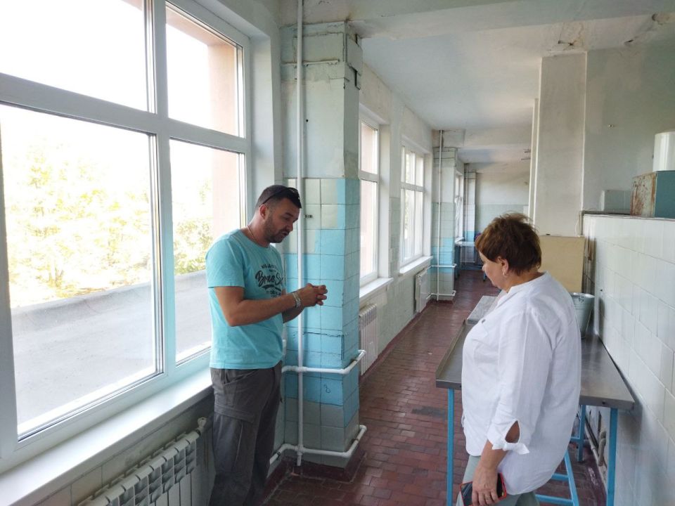 Первый заместитель Главы городского округа город Ровеньки Татьяна Хрипачева и начальник УЖКХ Александр Мащенко, действуя по поручению Главы городского округа Андрея Рубанцова, проинспектировали ход выполнения работ по... Первый заместитель Главы городского округа город Ровеньки Татьяна Хрипачева и начальник УЖКХ Александр Мащенко, действуя по поручению Главы городского округа Андрея Рубанцова, проинспектировали ход выполнения работ по...
