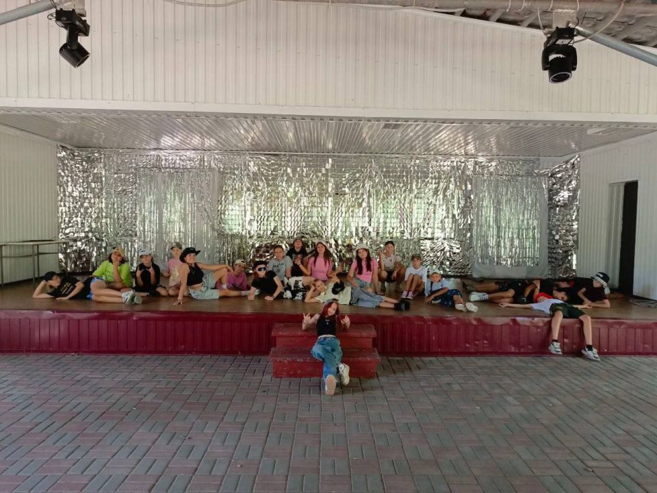 День в лагере "Рассвет" всегда наполнен энергией и предвкушением новых приключений День в лагере "Рассвет" всегда наполнен энергией и предвкушением новых приключений