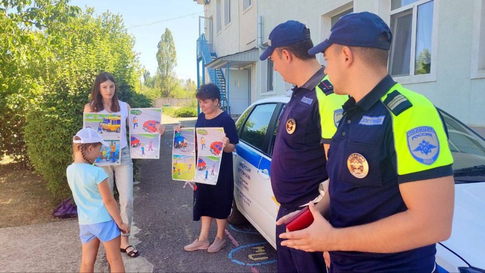 Сотрудники ОГИБДД ОМВД России "Лутугинский" провели профилактическую беседу с воспитанниками детского сада "Матрёшка" Сотрудники ОГИБДД ОМВД России "Лутугинский" провели профилактическую беседу с воспитанниками детского сада "Матрёшка"