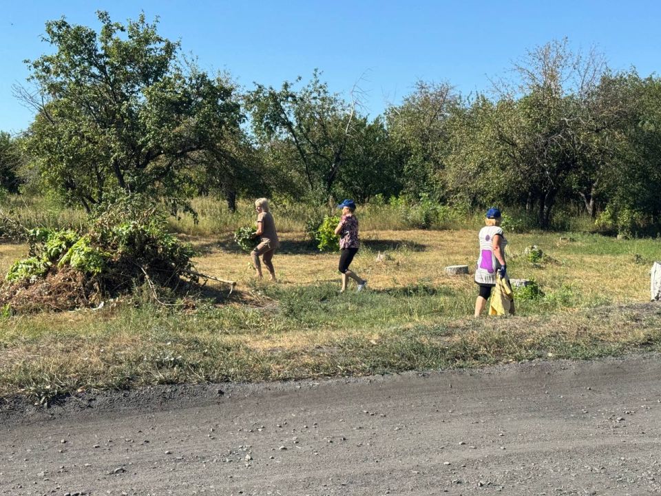 Активисты первичных отделений №12 и № 20 города Ровеньки Всероссийской политической партии «ЕДИНАЯ РОССИЯ» и сотрудники отдела жизнеобеспечения пгт Кленовый приняли участие в субботнике по улице Театральная Активисты первичных отделений №12 и № 20 города Ровеньки Всероссийской политической партии «ЕДИНАЯ РОССИЯ» и сотрудники отдела жизнеобеспечения пгт Кленовый приняли участие в субботнике по улице Театральная