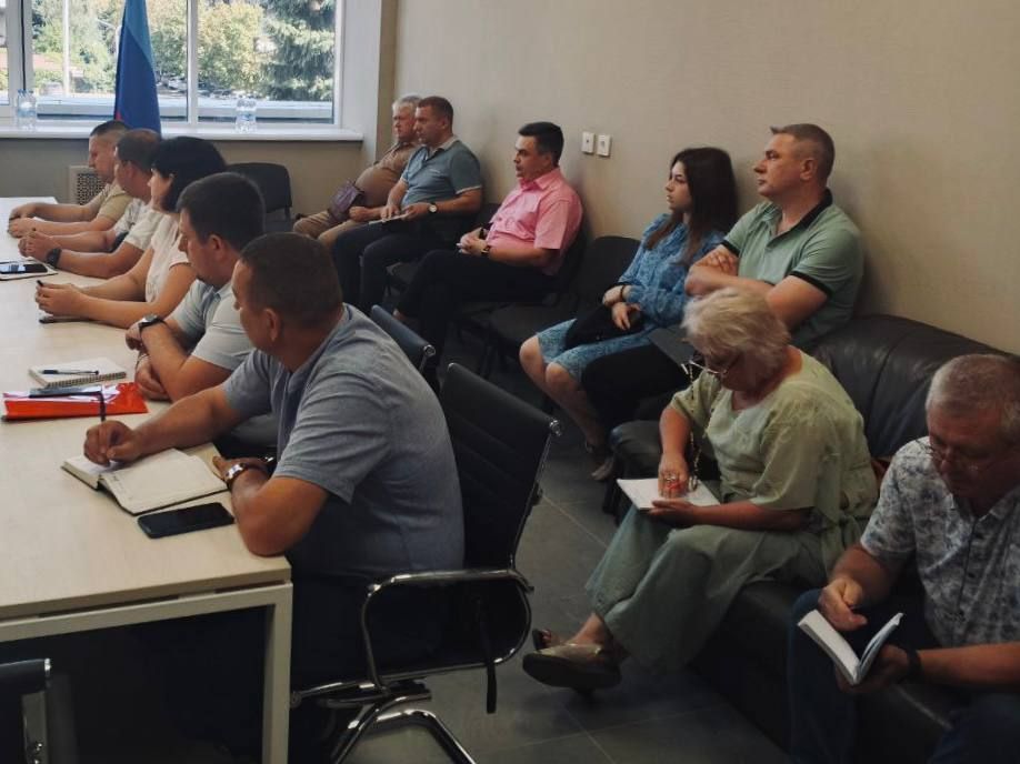 В Министерстве промышленности и торговли ЛНР состоялся семинар для руководителей и уполномоченных лиц предприятий Республики, посвященный вопросам антитеррористической защищенности, действий в чрезвычайных ситуациях и... В Министерстве промышленности и торговли ЛНР состоялся семинар для руководителей и уполномоченных лиц предприятий Республики, посвященный вопросам антитеррористической защищенности, действий в чрезвычайных ситуациях и...