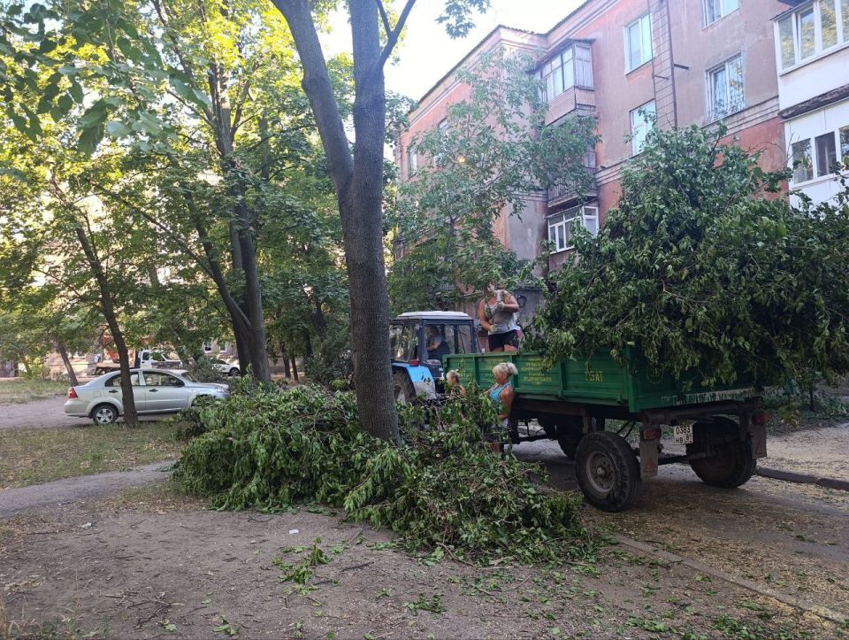 Коммунальные службы проводят работы на территории города Коммунальные службы проводят работы на территории города