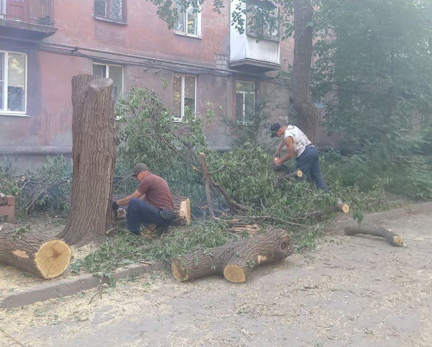 Коммунальные службы проводят работы на территории города Коммунальные службы проводят работы на территории города