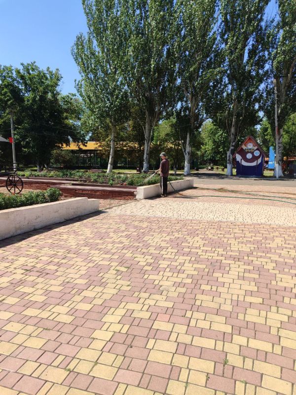 Трудовые будни в парке культуры и отдыха полны заботы о чистоте и уюте Трудовые будни в парке культуры и отдыха полны заботы о чистоте и уюте