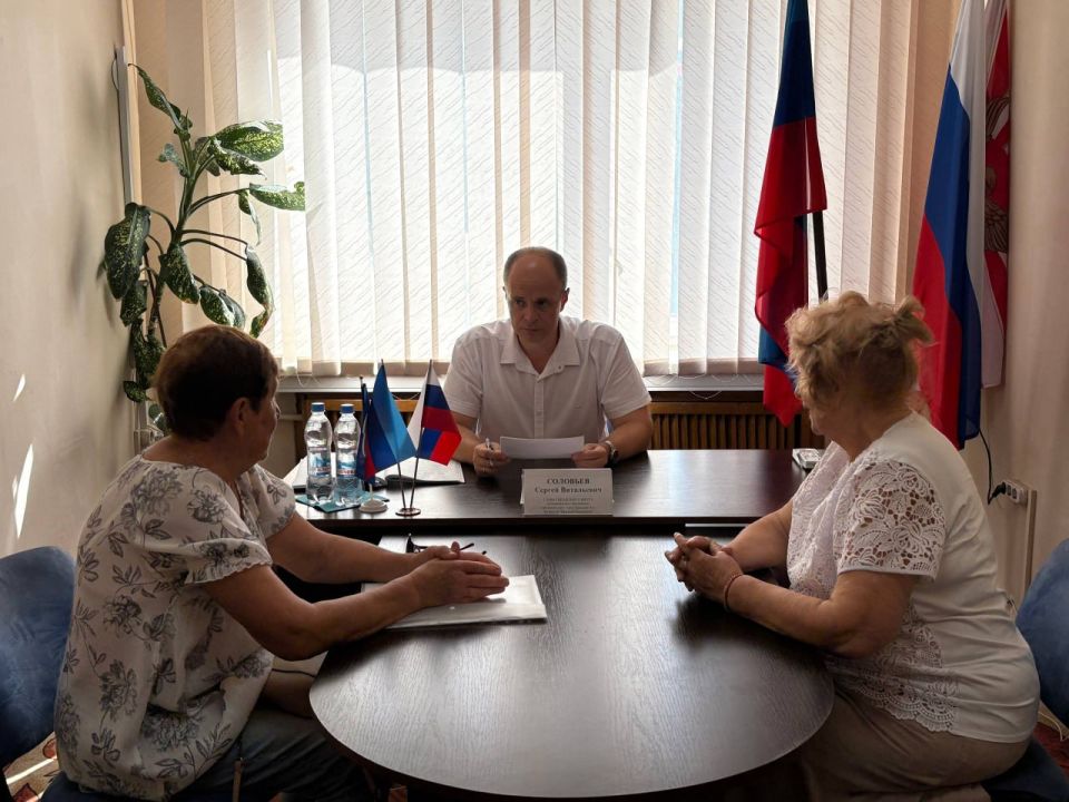 Секретарь Краснолучского местного отделения Единой России, Глава муниципалитета Сергей Соловьев провёл личный приём граждан Секретарь Краснолучского местного отделения Единой России, Глава муниципалитета Сергей Соловьев провёл личный приём граждан