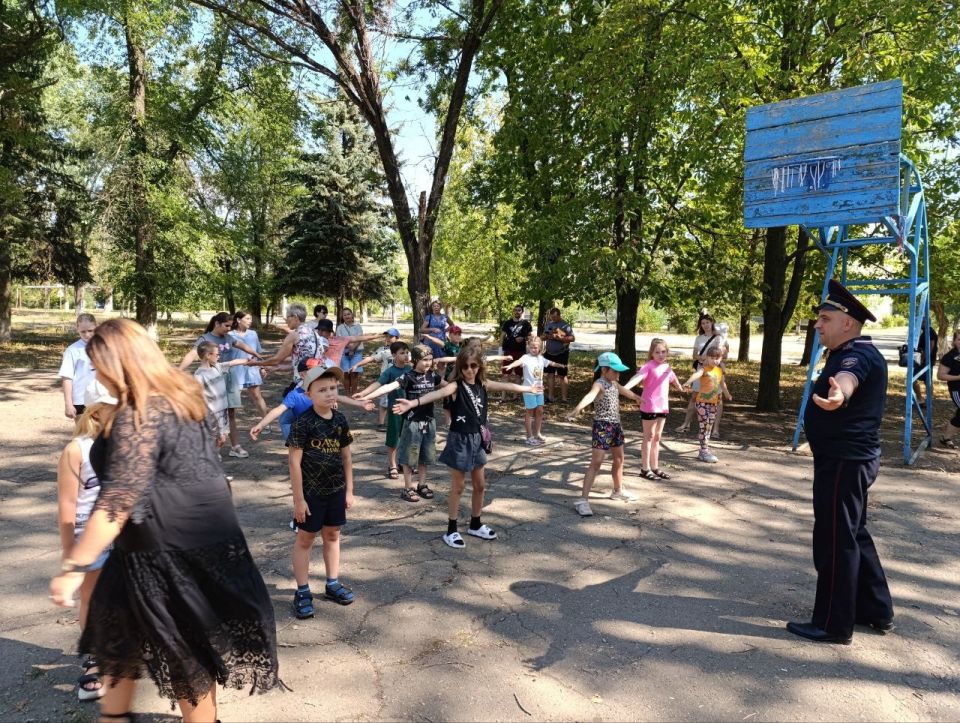 Полицейские Стаханова присоединились к Всероссийской акции «Зарядка со стражем порядка»