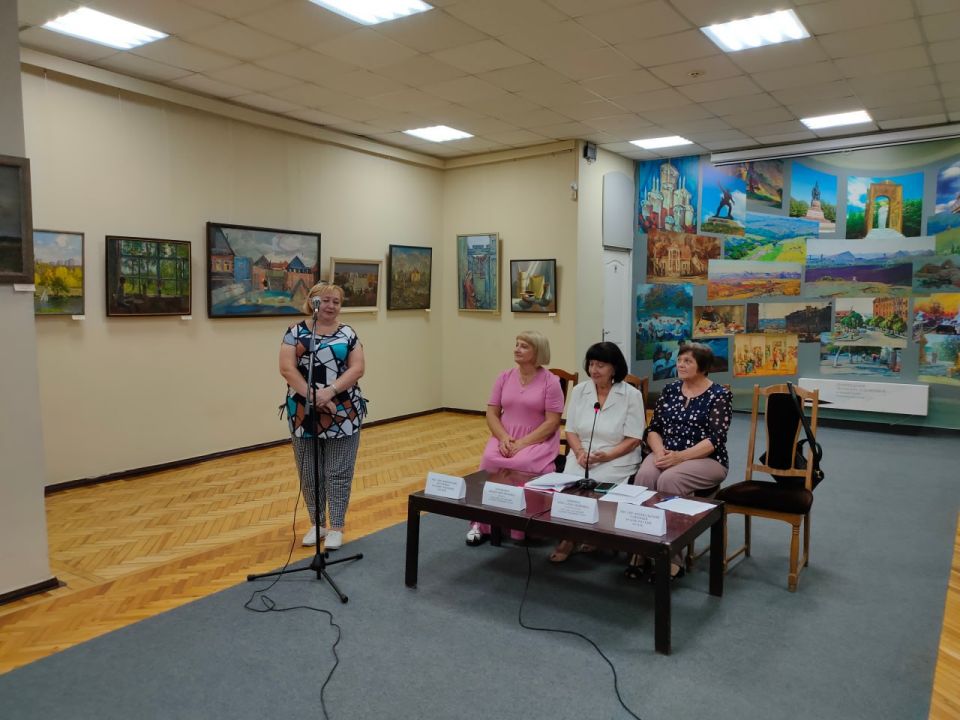 В галерее искусств Луганского художественного музея состоялось открытие выставки «Живописный образ России» В галерее искусств Луганского художественного музея состоялось открытие выставки «Живописный образ России»