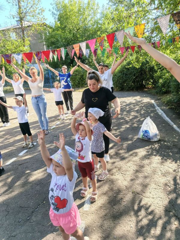 На зарядку становись!!!. Сегодня, 7 августа, в преддверии Дня физкультурника самые маленькие жители Стаханова начали свой день с общегородской утренней зарядки На зарядку становись!!!. Сегодня, 7 августа, в преддверии Дня физкультурника самые маленькие жители Стаханова начали свой день с общегородской утренней зарядки