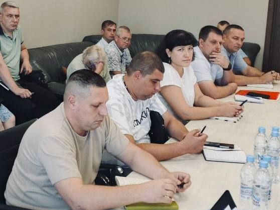 В Министерстве промышленности и торговли ЛНР состоялся семинар для руководителей и уполномоченных лиц предприятий Республики, посвященный вопросам антитеррористической защищенности, действий в чрезвычайных ситуациях и... В Министерстве промышленности и торговли ЛНР состоялся семинар для руководителей и уполномоченных лиц предприятий Республики, посвященный вопросам антитеррористической защищенности, действий в чрезвычайных ситуациях и...