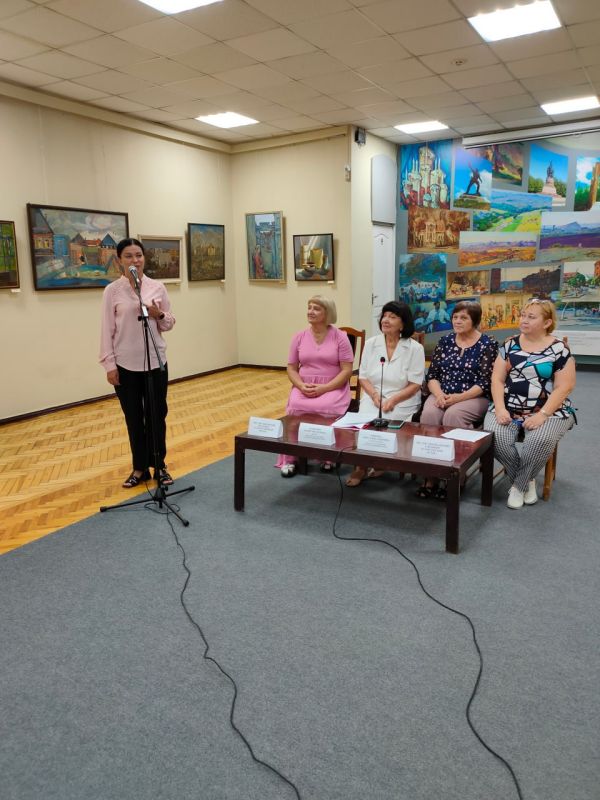 В галерее искусств Луганского художественного музея состоялось открытие выставки «Живописный образ России» В галерее искусств Луганского художественного музея состоялось открытие выставки «Живописный образ России»