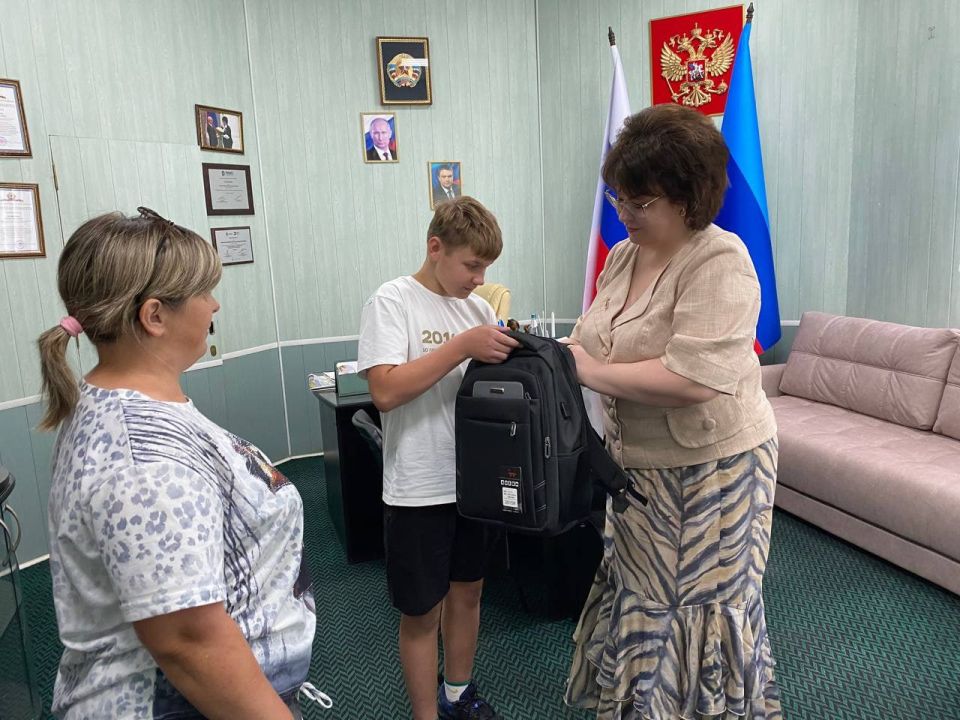 Марина Филиппова: В преддверии нового учебного года, в рамках ежегодной благотворительной акции «Собери ребенка в школу», организованной партией «Единая Россия», встретилась с семьей участника Специальной военной операции... Марина Филиппова: В преддверии нового учебного года, в рамках ежегодной благотворительной акции «Собери ребенка в школу», организованной партией «Единая Россия», встретилась с семьей участника Специальной военной операции...