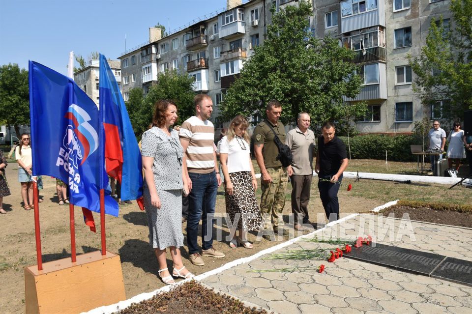 Антрацитовцы почтили память погибших мирных жителей в результате авиаудара по городу в 2014 году Антрацитовцы почтили память погибших мирных жителей в результате авиаудара по городу в 2014 году
