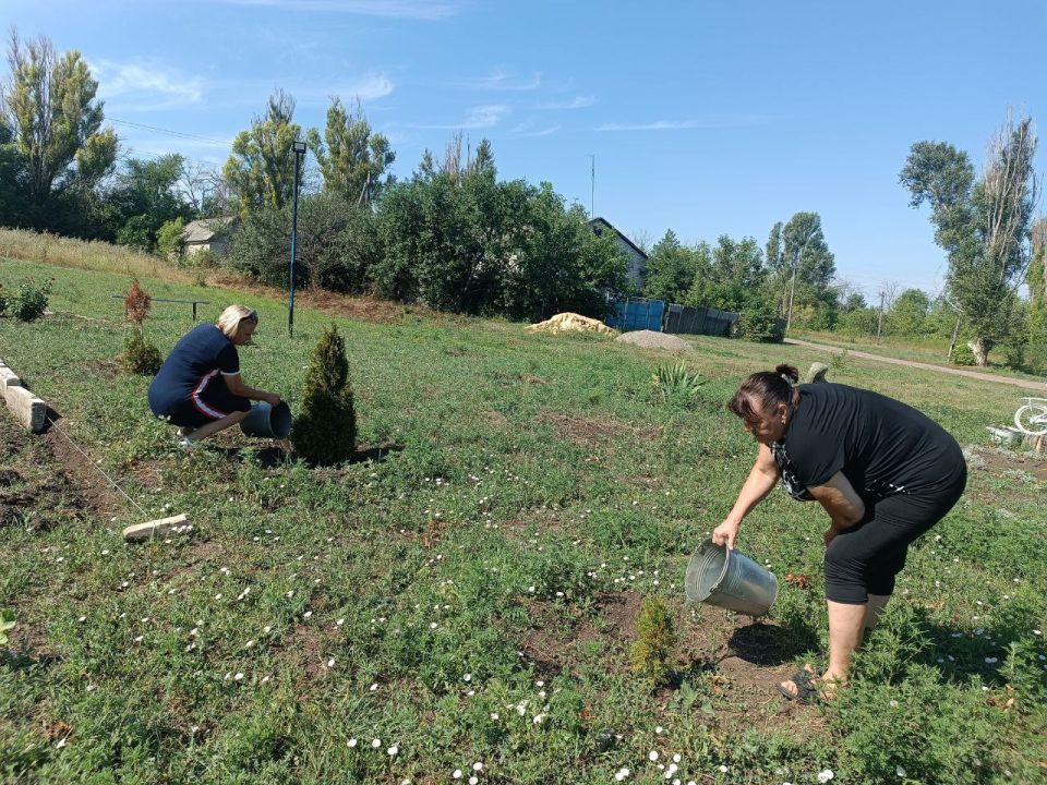 Улучшение парковой зоны: Работники отдела обеспечения жизнедеятельности села Тимошино создают комфортное пространство для жителей и гостей Улучшение парковой зоны: Работники отдела обеспечения жизнедеятельности села Тимошино создают комфортное пространство для жителей и гостей