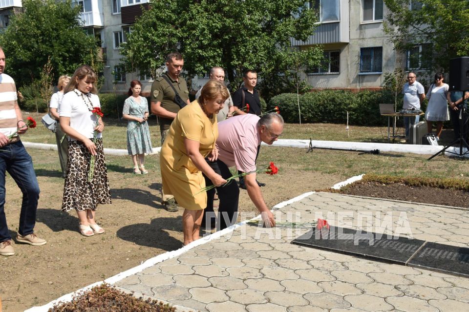 Антрацитовцы почтили память погибших мирных жителей в результате авиаудара по городу в 2014 году Антрацитовцы почтили память погибших мирных жителей в результате авиаудара по городу в 2014 году