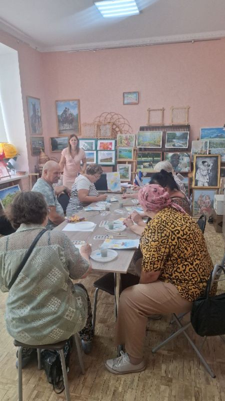 В Перевальском районном Дворце культуры состоялось увлекательное событие: курсы рисования и компьютерной грамотности, организованные в рамках проекта "Активное долголетие" Благотворительного фонда "БлагоДарите" В Перевальском районном Дворце культуры состоялось увлекательное событие: курсы рисования и компьютерной грамотности, организованные в рамках проекта "Активное долголетие" Благотворительного фонда "БлагоДарите"