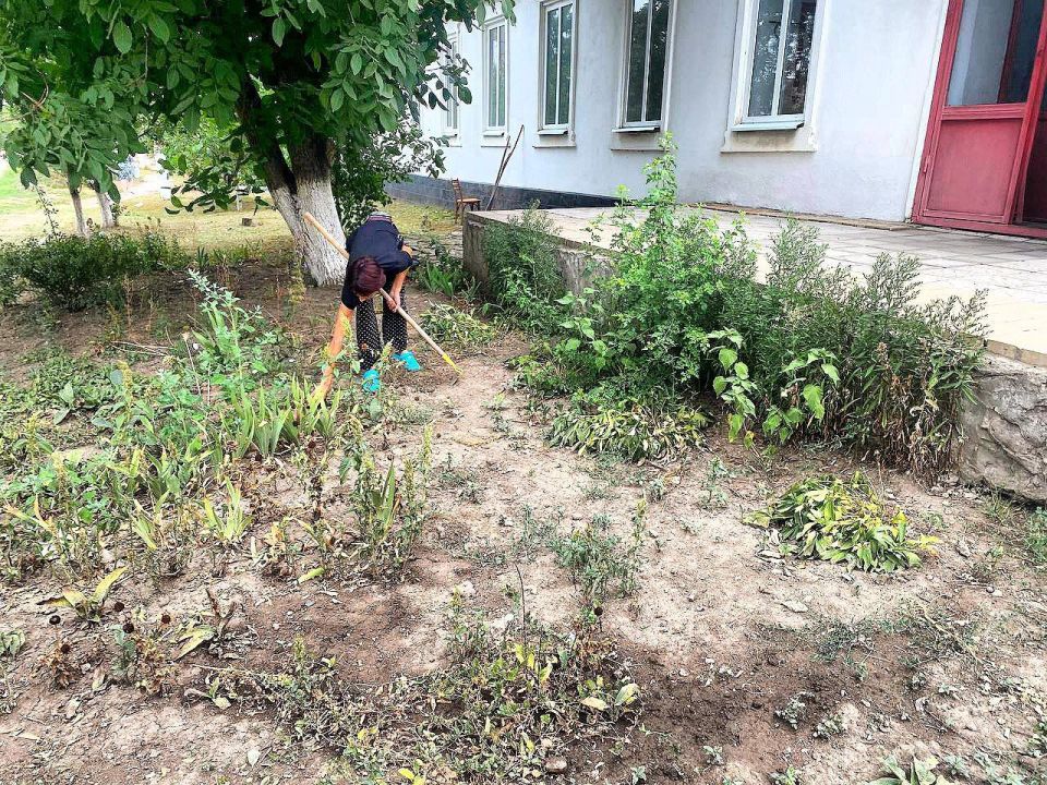 Привели в порядок территорию рядом с административным зданием Привели в порядок территорию рядом с административным зданием