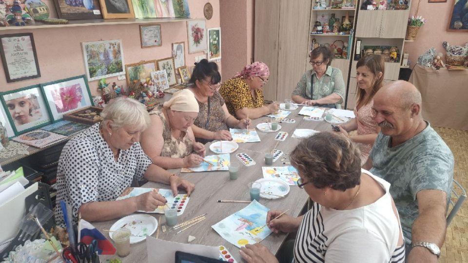 В Перевальском районном Дворце культуры состоялось увлекательное событие: курсы рисования и компьютерной грамотности, организованные в рамках проекта "Активное долголетие" Благотворительного фонда "БлагоДарите" В Перевальском районном Дворце культуры состоялось увлекательное событие: курсы рисования и компьютерной грамотности, организованные в рамках проекта "Активное долголетие" Благотворительного фонда "БлагоДарите"