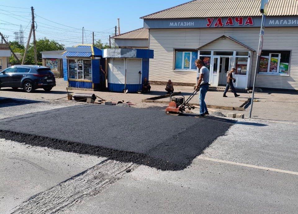 Специалисты муниципального унитарного предприятия "Дорожно-эксплуатационное ремонтно-строительное управление" (МУП "ДЭРСУ") продолжают работы по установке искусственных неровностей на дорогах города в рамках народной... Специалисты муниципального унитарного предприятия "Дорожно-эксплуатационное ремонтно-строительное управление" (МУП "ДЭРСУ") продолжают работы по установке искусственных неровностей на дорогах города в рамках народной...