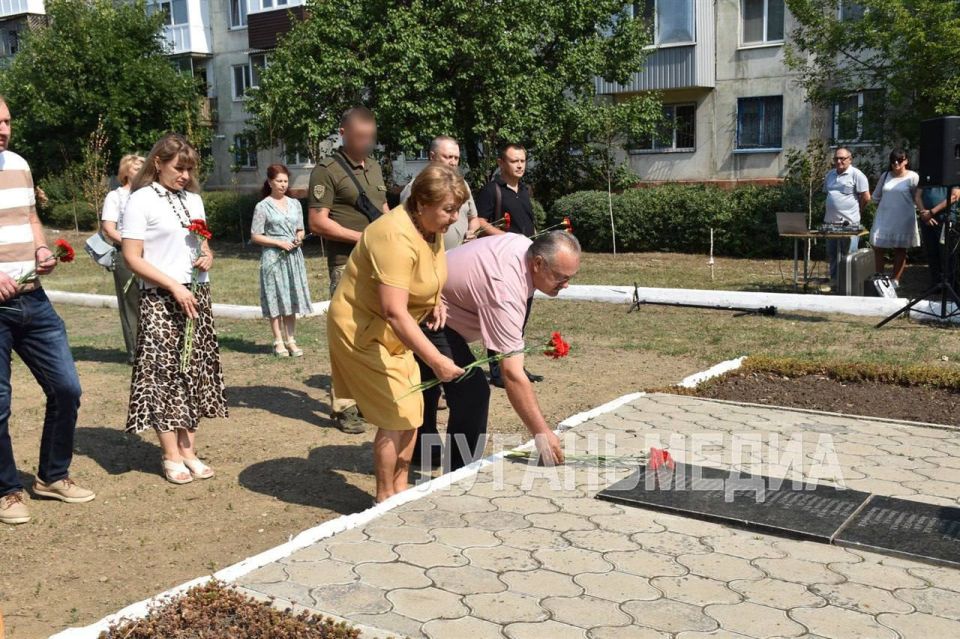 Жители Антрацита почтили память земляков, погибших при авиаударе ВСУ в 2014 году, на митинге у памятного знака «Защитникам ЛНР и мирным жителям, ставшим жертвами войны за Донбасс» Жители Антрацита почтили память земляков, погибших при авиаударе ВСУ в 2014 году, на митинге у памятного знака «Защитникам ЛНР и мирным жителям, ставшим жертвами войны за Донбасс»