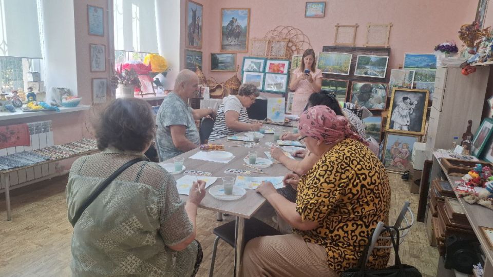 В Перевальском районном Дворце культуры состоялось увлекательное событие: курсы рисования и компьютерной грамотности, организованные в рамках проекта "Активное долголетие" Благотворительного фонда "БлагоДарите" В Перевальском районном Дворце культуры состоялось увлекательное событие: курсы рисования и компьютерной грамотности, организованные в рамках проекта "Активное долголетие" Благотворительного фонда "БлагоДарите"
