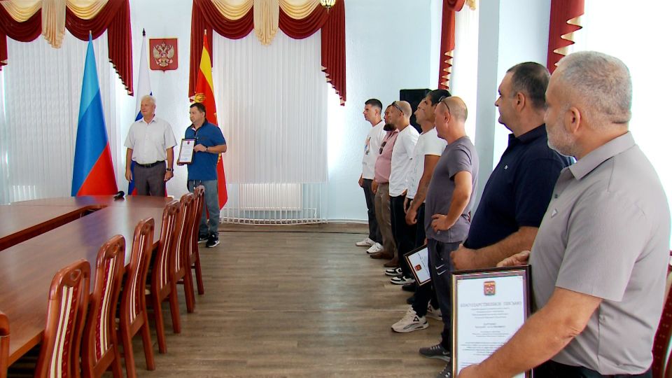 В преддверии Дня строителя глава Краснодонского муниципального округа Сергей Козенко вручил благодарственные письма работникам отрасли В преддверии Дня строителя глава Краснодонского муниципального округа Сергей Козенко вручил благодарственные письма работникам отрасли