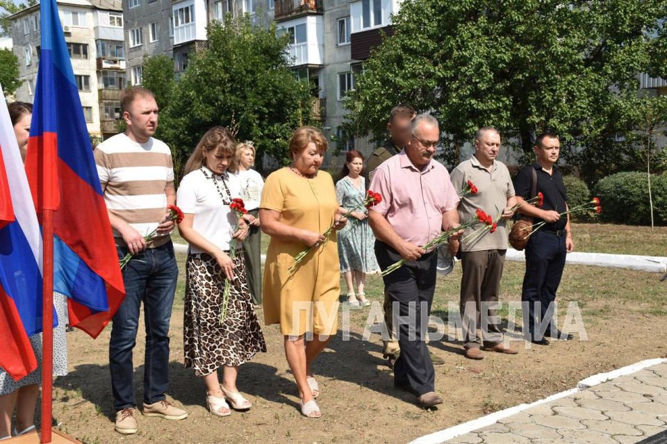 Жители Антрацита почтили память земляков, погибших при авиаударе ВСУ в 2014 году, на митинге у памятного знака «Защитникам ЛНР и мирным жителям, ставшим жертвами войны за Донбасс» Жители Антрацита почтили память земляков, погибших при авиаударе ВСУ в 2014 году, на митинге у памятного знака «Защитникам ЛНР и мирным жителям, ставшим жертвами войны за Донбасс»
