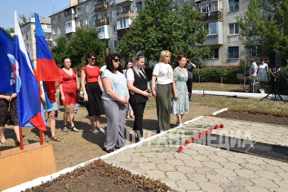 Антрацитовцы почтили память погибших мирных жителей в результате авиаудара по городу в 2014 году Антрацитовцы почтили память погибших мирных жителей в результате авиаудара по городу в 2014 году