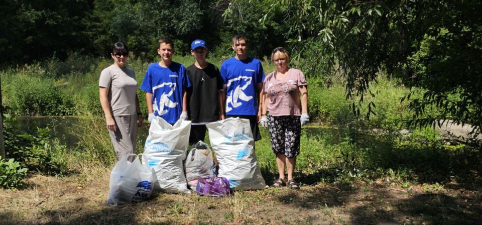 Активисты партийного проекта "Чистая страна" провели акцию на реке Миусик Активисты партийного проекта "Чистая страна" провели акцию на реке Миусик