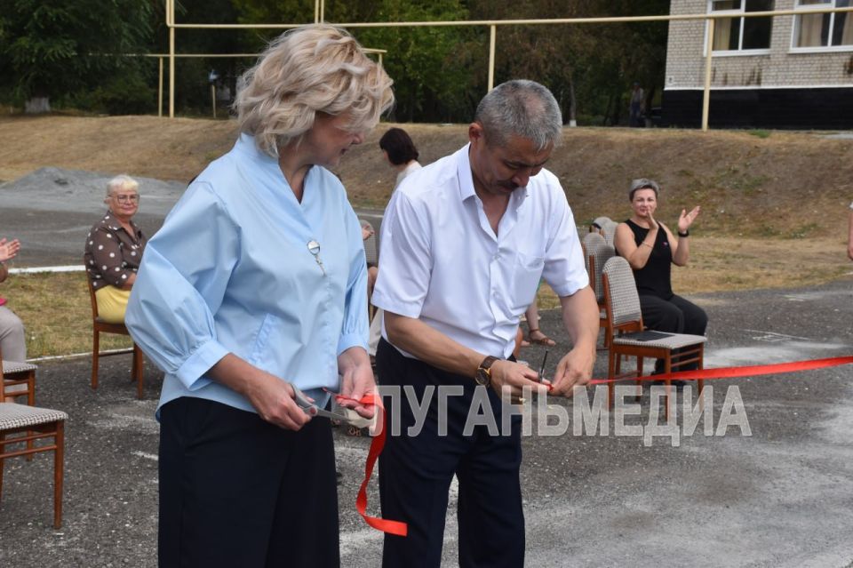 В стахановской школе открыли поле для мини-футбола В стахановской школе открыли поле для мини-футбола